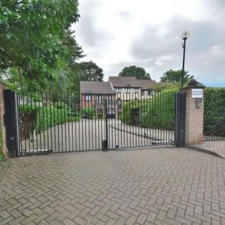 Lovely 2 Bedroom Flat With Free Parking New Southgate Extérieur photo